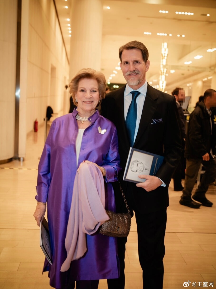 希腊王室11月25日，安妮-玛丽王后、帕夫洛王储、尼古拉斯王子、克里希王妃在雅