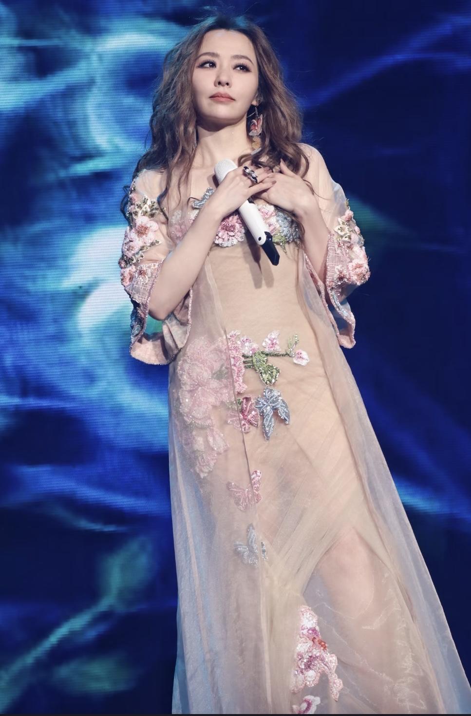 实在搞不明白，张靓颖为什么这么糟蹋自己，明明可以靠实力征服所有人，却非要取悦