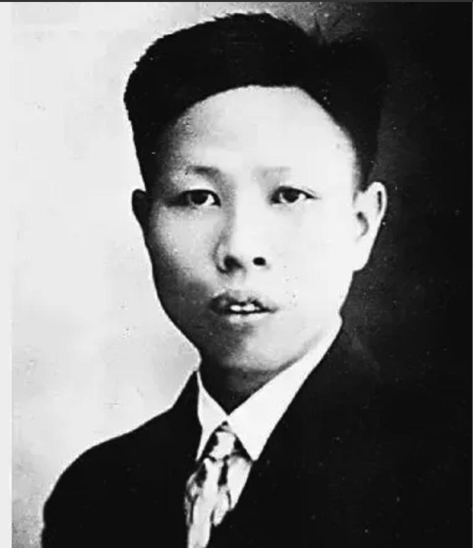 1950年，一个穿着破旧的妇女，带着9岁女儿到北京饭店见彭德怀，但她怯生不敢说话