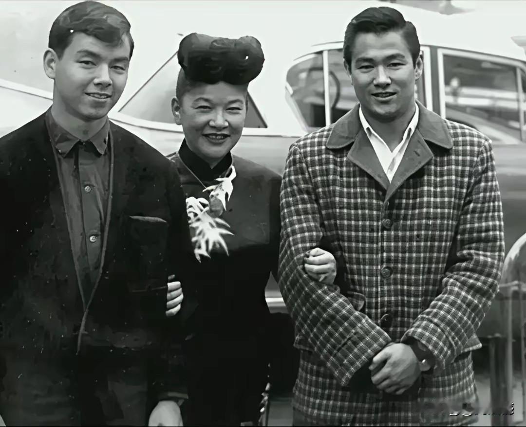 李小龙通常给人的印象，都是脸上棱角分明，一身肌肉，非常的强悍，个人的形象特征也非