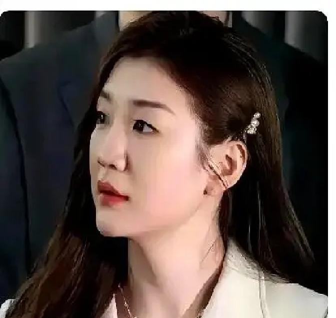 奥运冠军开出求婚条件：上万人看着才肯点头。全网炸锅说她要求离谱，我却看出她的情