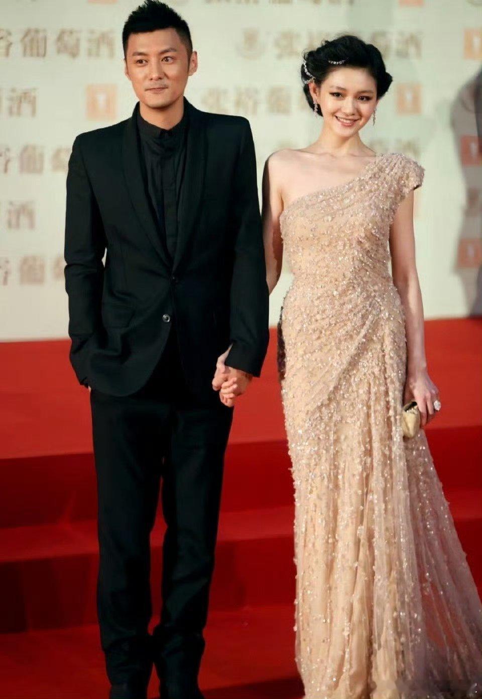 我记得这个当时是大S觉得这条高定礼服如果搭配项链会很多余，就把项链编进头发里​