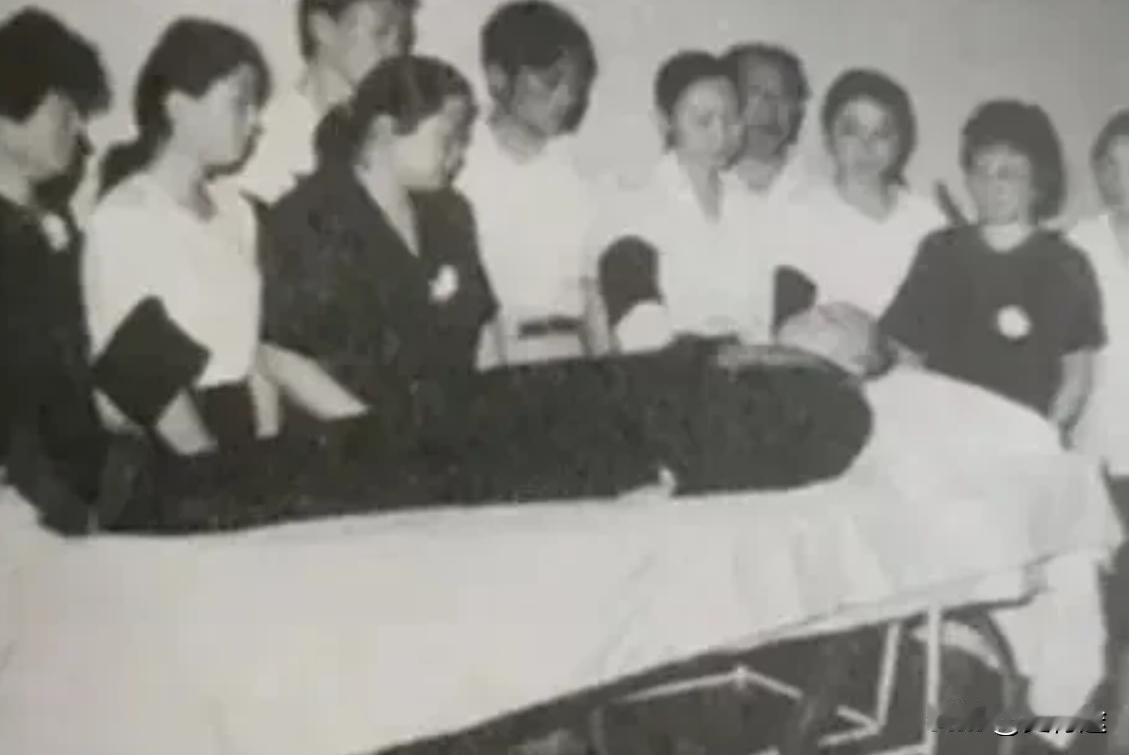 1992年7月11日，邓颖超去世后的罕见遗体照。邓颖超在临终前，对身边工作人