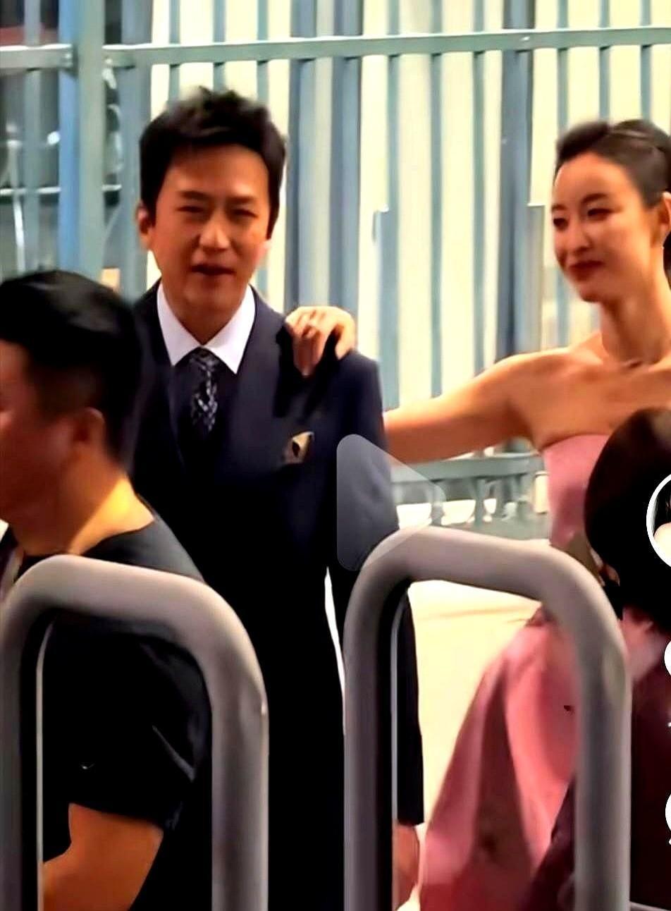 陈坤出席活动被人搭肩，肩膀轻轻一抖就把手甩了。动作不大，却像自带弹幕：别碰我。