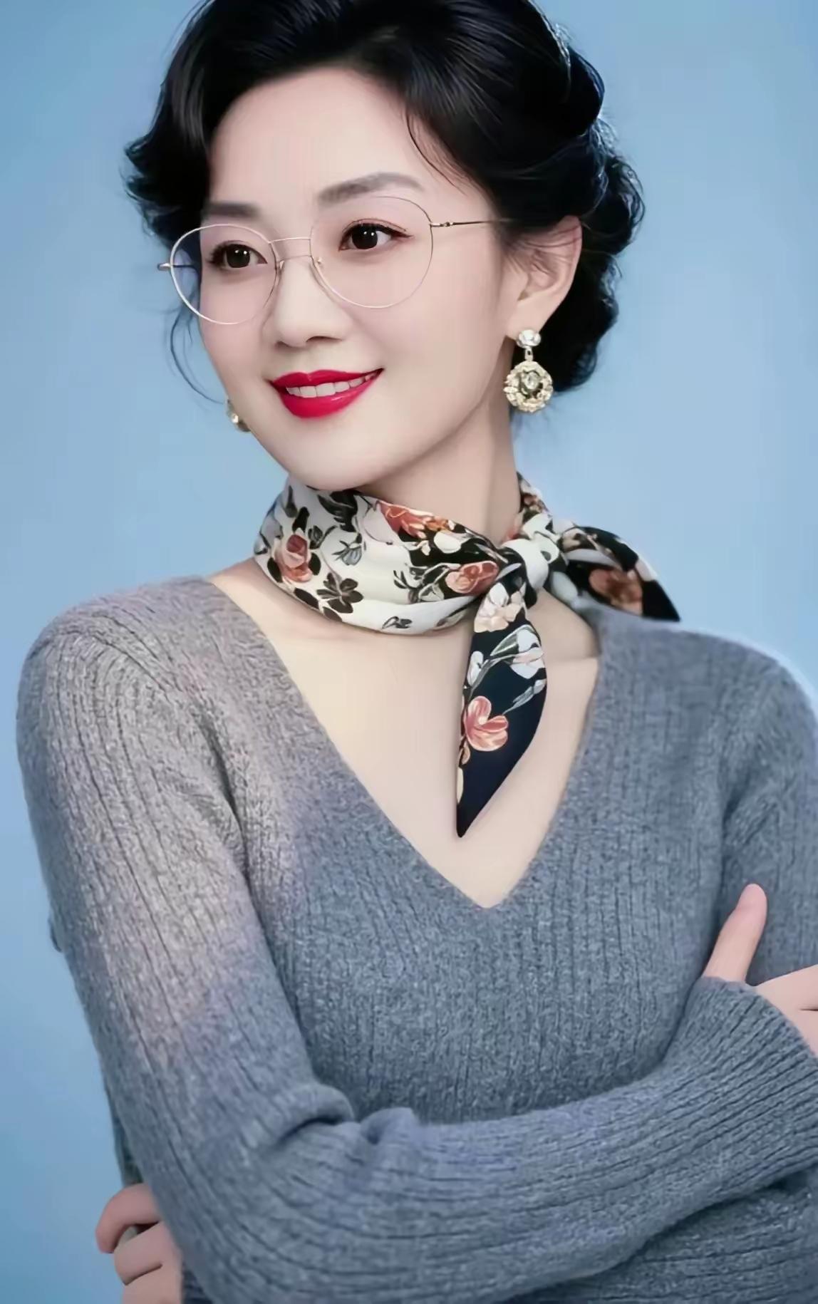 金字经·优雅佳人发髻诗风古，丝巾柔意浓。灰氅轻披岁月融。瞳，浅蓝光影中。