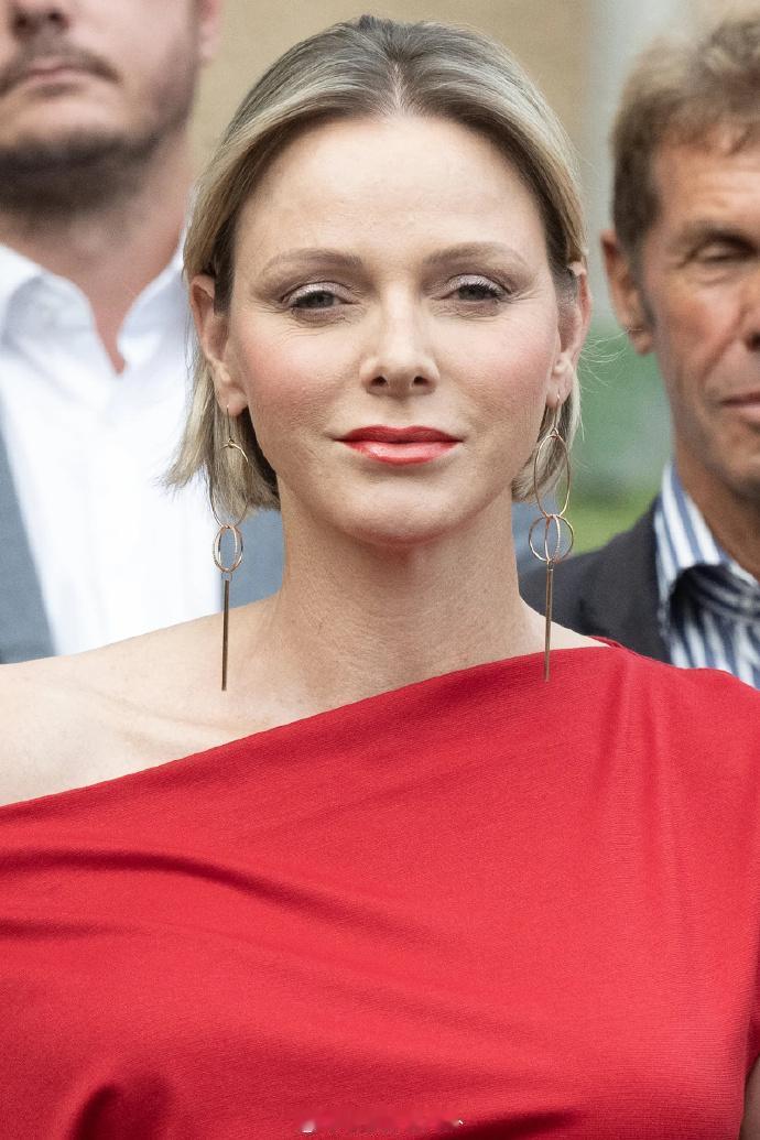 摩纳哥王妃夏琳去年戴过一对来自Vanrycke的耳环，品牌取名为“Coache