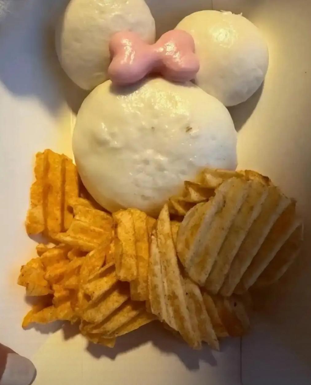 真没必要怪人家上海迪士尼的馒头贵，没吃到里面有馅，确实让很多人感到失望，三个馒头