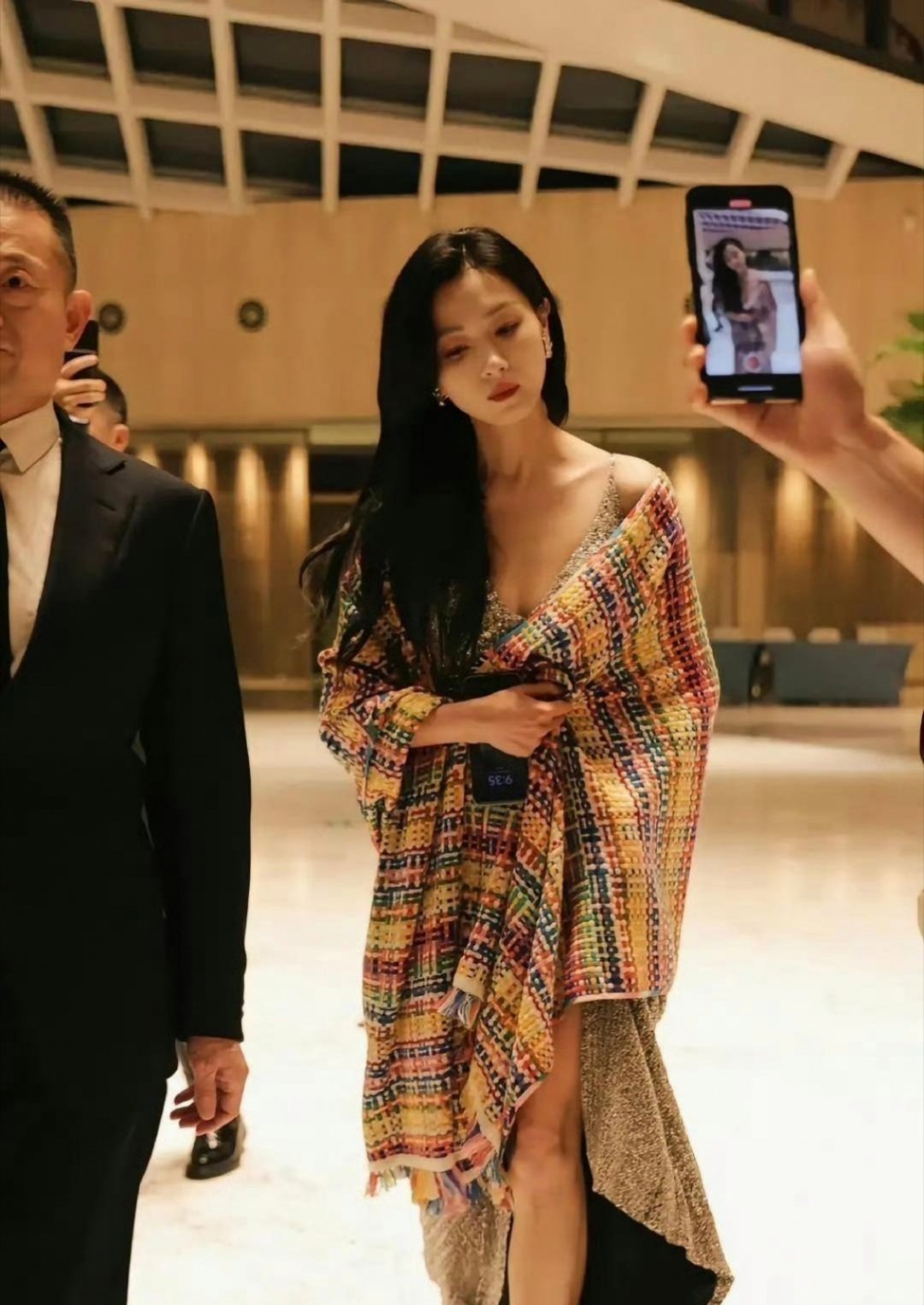 你敢相信她已经42岁了吗？无论何时，万茜永远是优雅的代言人，真的好有气质啊