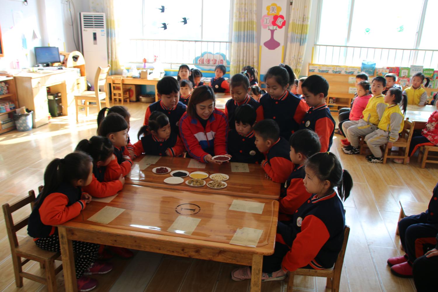 幼儿园孩子过腊八节 幼儿园就应该传承民俗 少过洋节