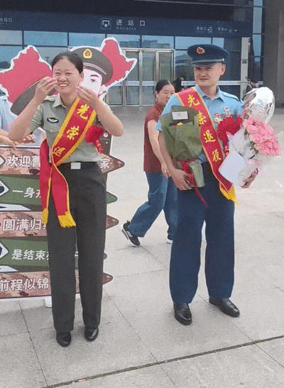 谁也没想到，2位退役士兵回家路上收获了爱情；更没想到的是，双方父母现场撮合，连见