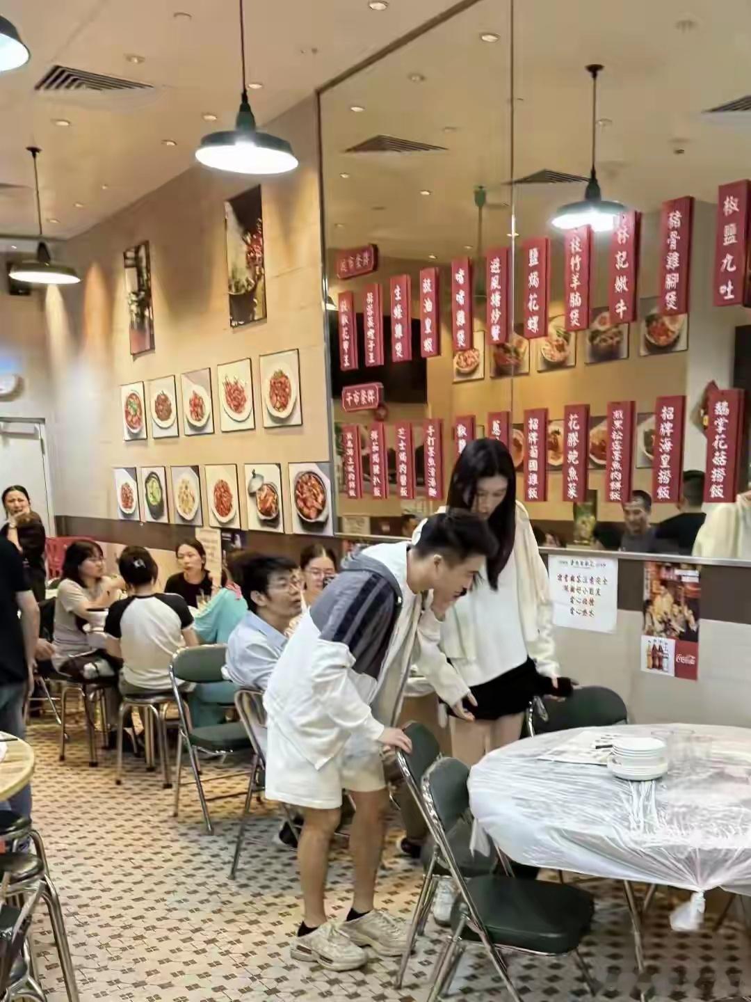 奚梦瑶夫妇现身澳门餐馆用餐，何猷君脚蹬脏鞋，模样似大学生。​​​