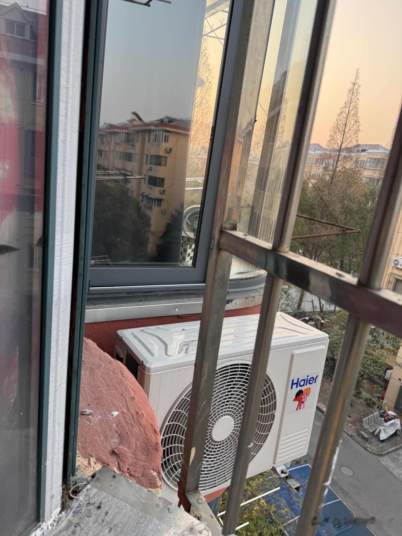 邻居把空调外机装在我家窗口怎么办邻居把空调外机几乎贴着我家窗口，所以跟我就隔了