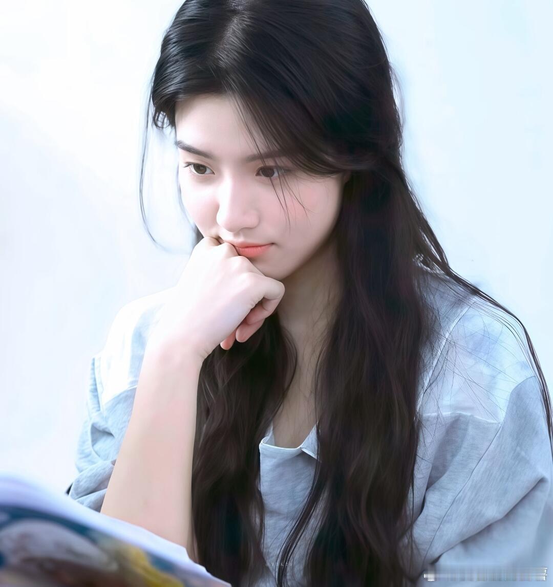 风揉天蓝入湖，波纹裹着你的温柔漫开卢昱晓暗恋像一颗青梅果，简直就是氛围感女主！卢