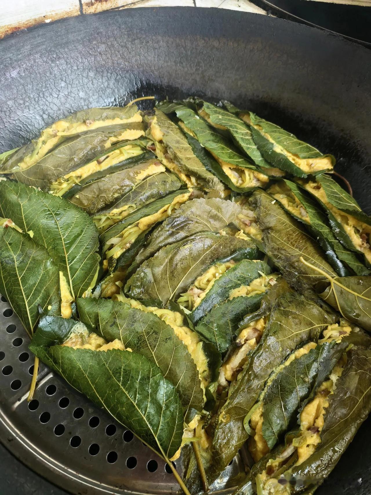 小时候挑食很严重，好多东西都不爱吃，现在却疯狂爱上。就像巴中美食里的腊肉盐菜