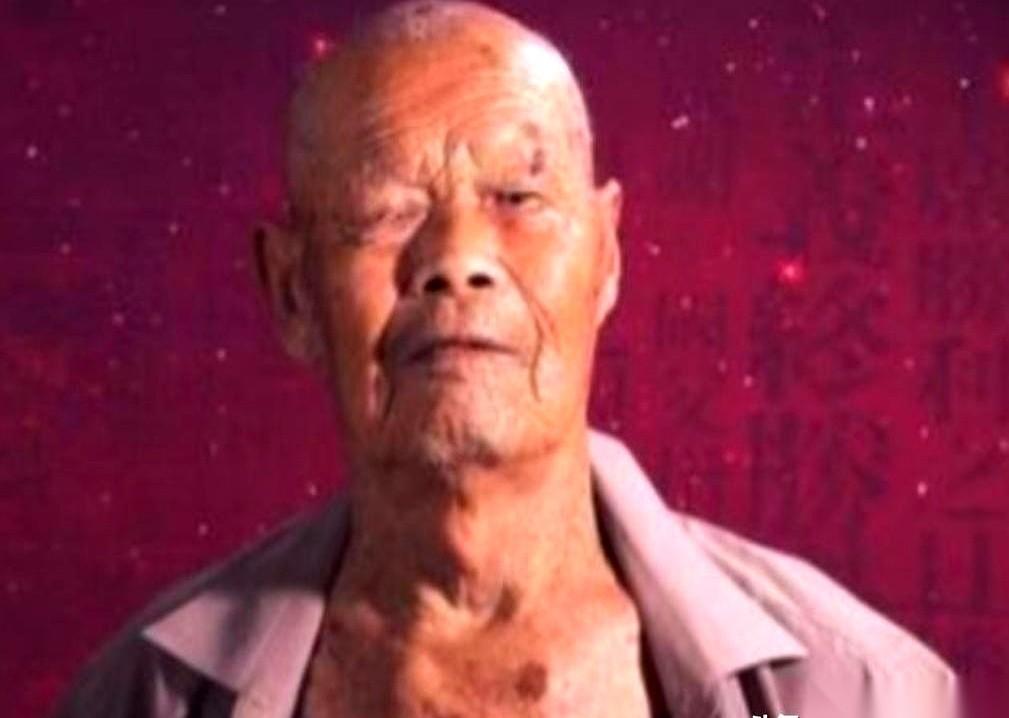 一个男人，咳嗽了十年，咳得撕心裂肺。家里穷，也犟，就是不去医院。直到有一天，