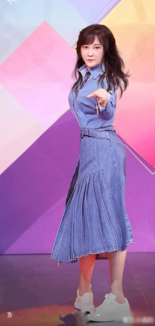 贾玲罕见公开露面又瘦了！近日，贾玲以高奢品牌大使身份亮相活动，紫色短裤搭配利落高