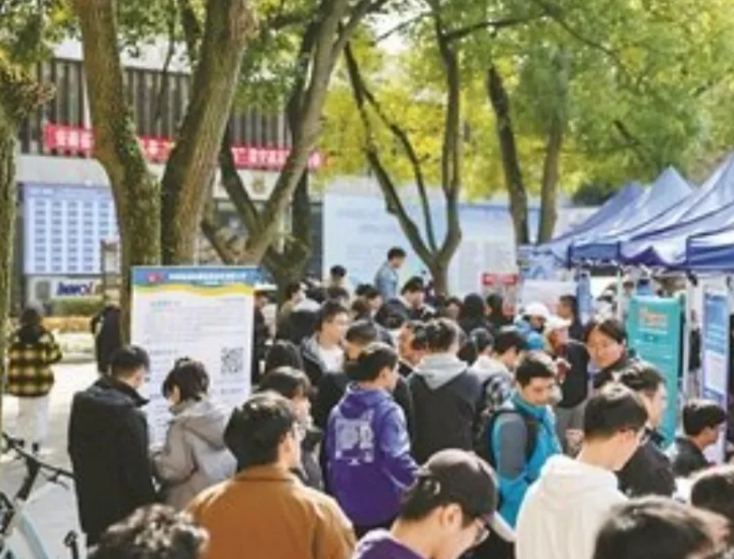 2025年参加高考的人数有1,400万。比2024年还有所增加。时间竞争更加激烈