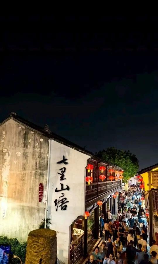 周末短途旅行锁定苏州，两三天刚好逛遍古今江南。闲走园林听雨静坐，乘船游山塘河览市
