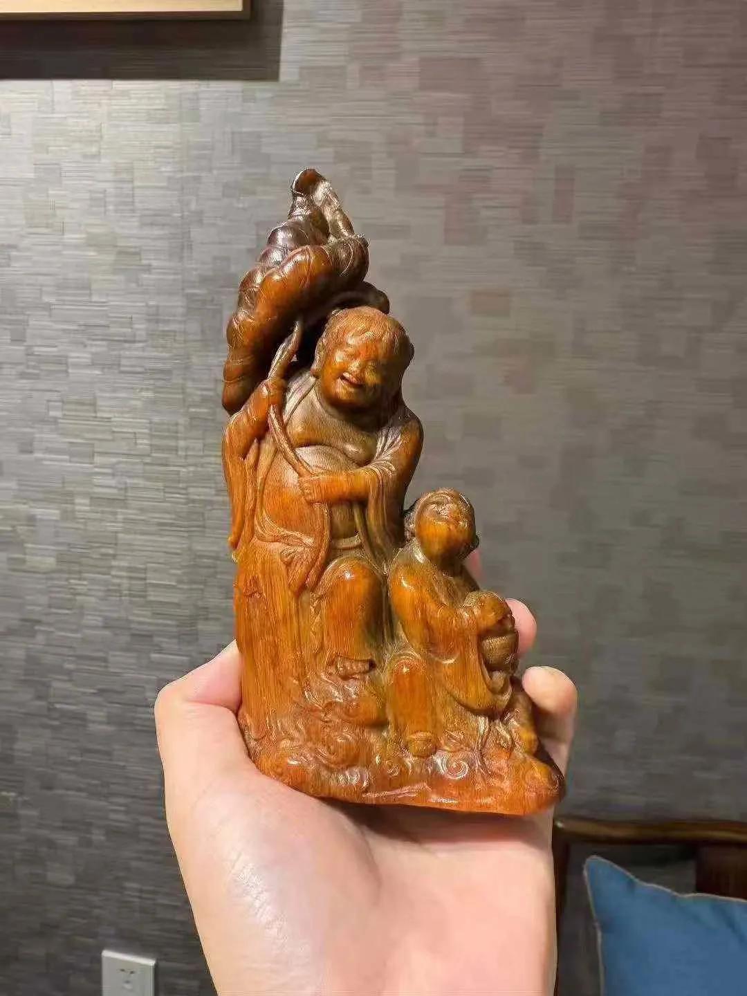 私人顶级老犀角雕藏品和合二仙题材寓意吉祥，雕工细腻流畅，人物神态生动，衣纹线条