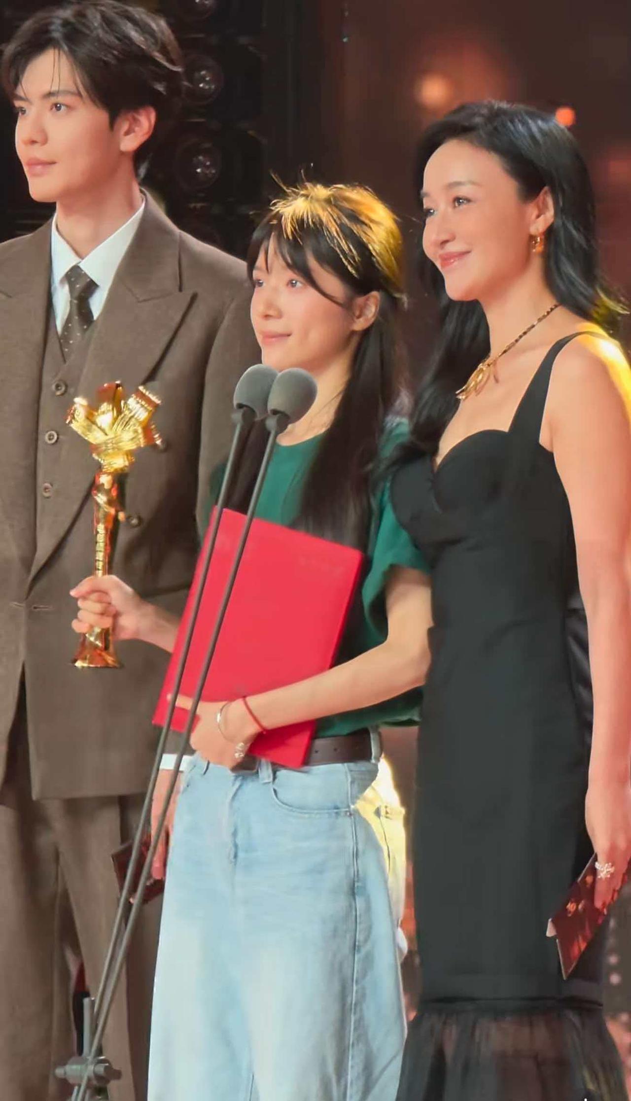 我不佩服李思潼成为大女主，我也不佩服李思潼拿最佳新人女演员。但是，当我看