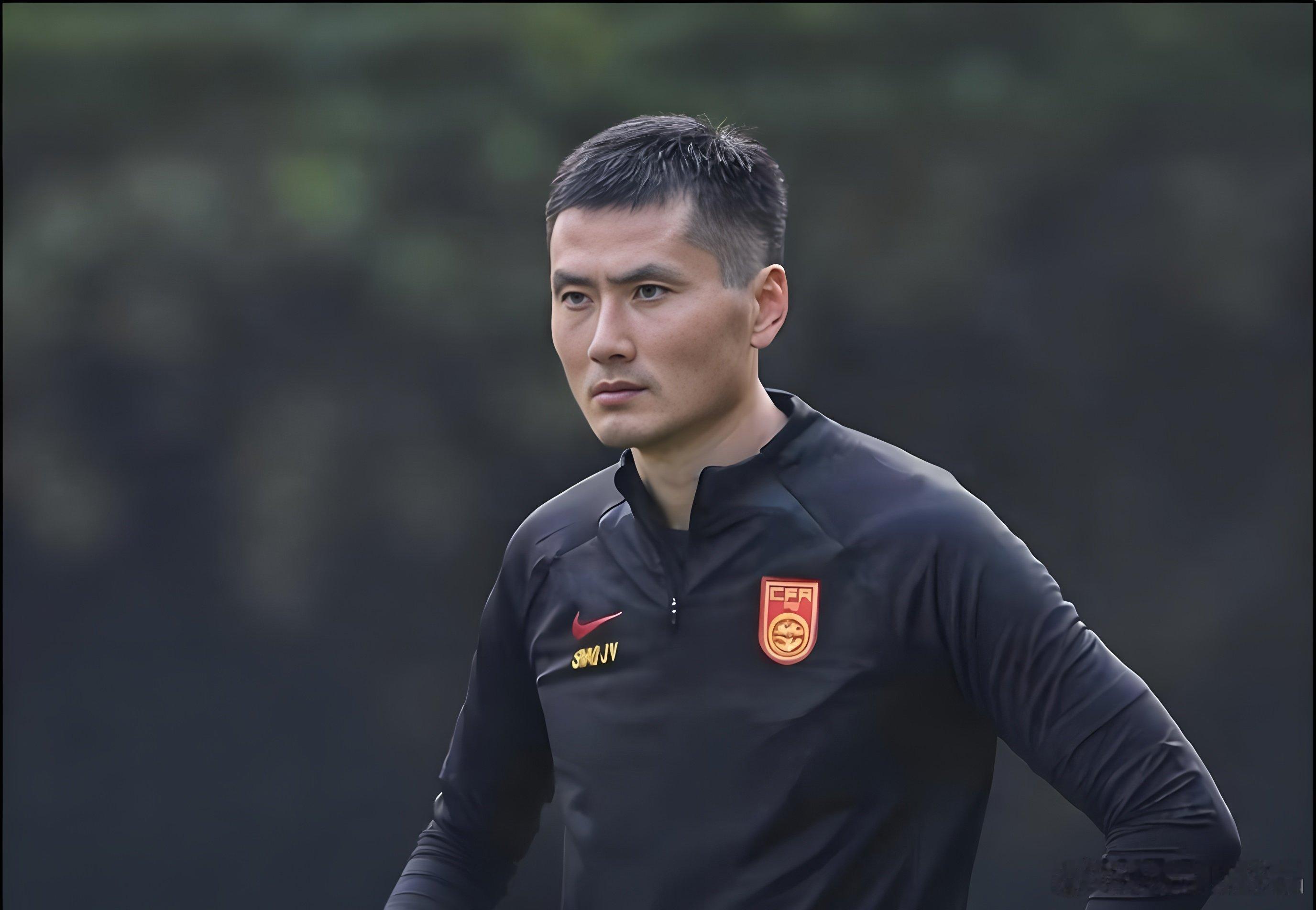邵佳一接受《哨响之后》专访：全力备战亚洲杯，小组赛目标力争出线中国男足主帅邵佳一做客《哨响之后》节目