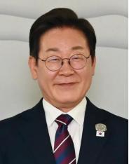 5月13日，韩国总统李在明选择亲自迎接中方代表团，并和中国国务院副总理何立峰进行