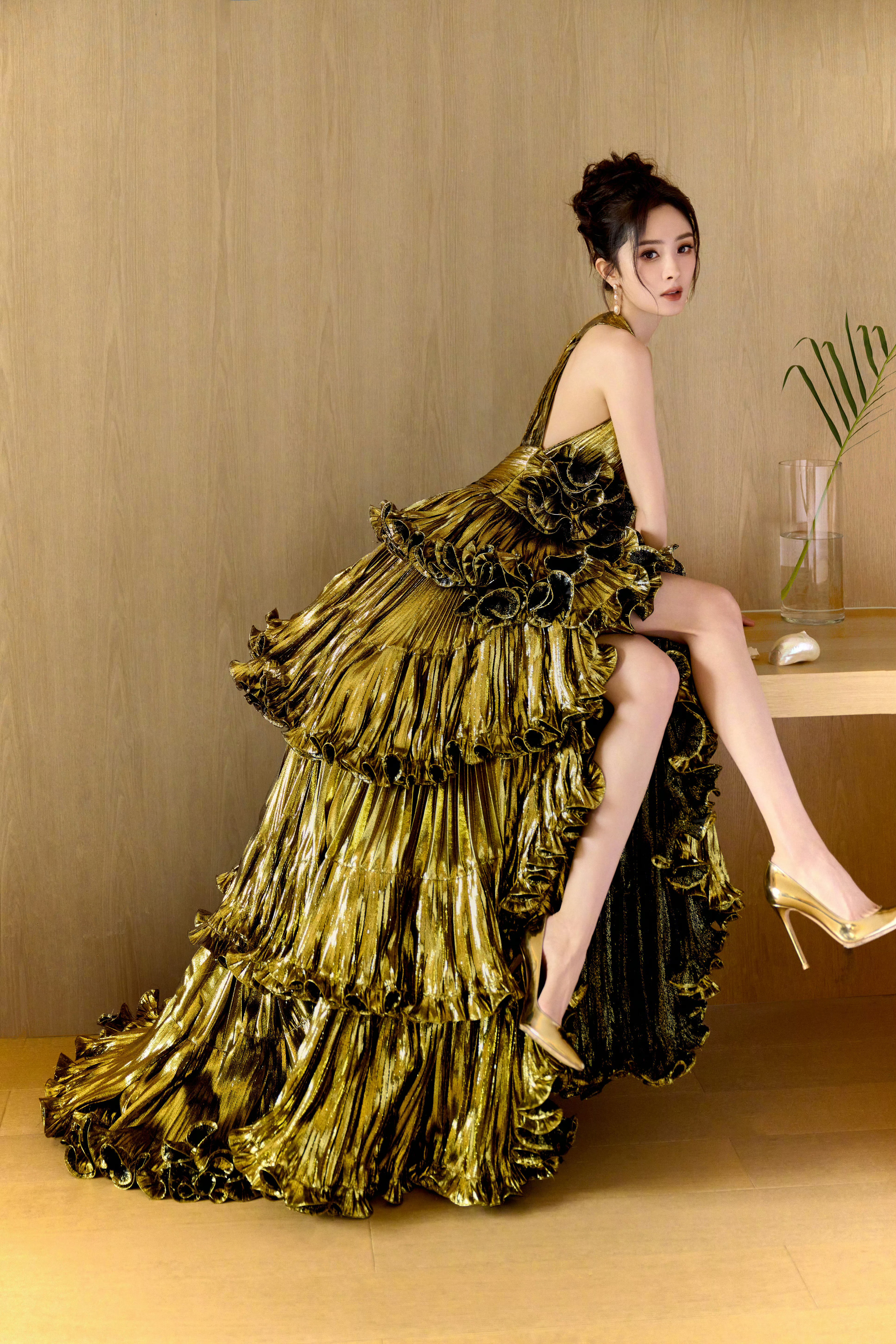 杨幂宁绣绣，大幂幂的百变红毯礼服妆造，又柔又美。杨幂