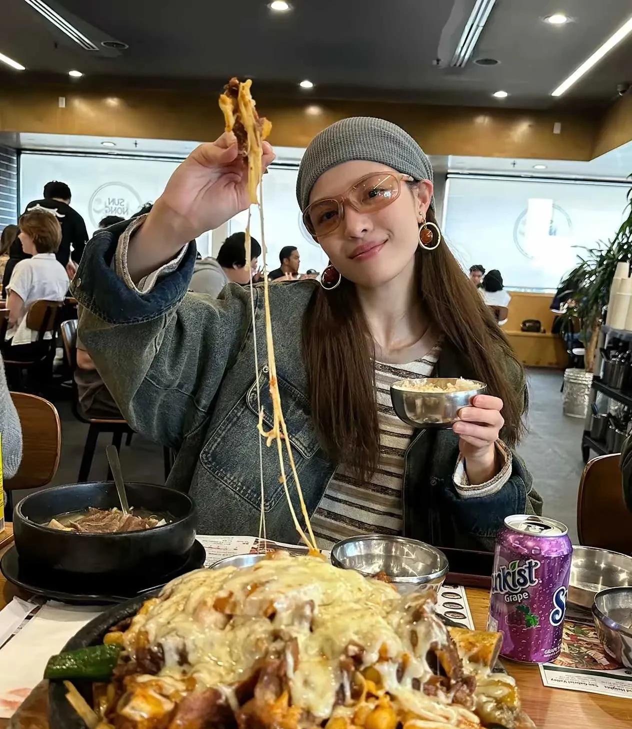 钟楚曦真是百变女神，每个造型都很漂亮，还干吃不胖，天天美食大餐，不知道是不是拍完