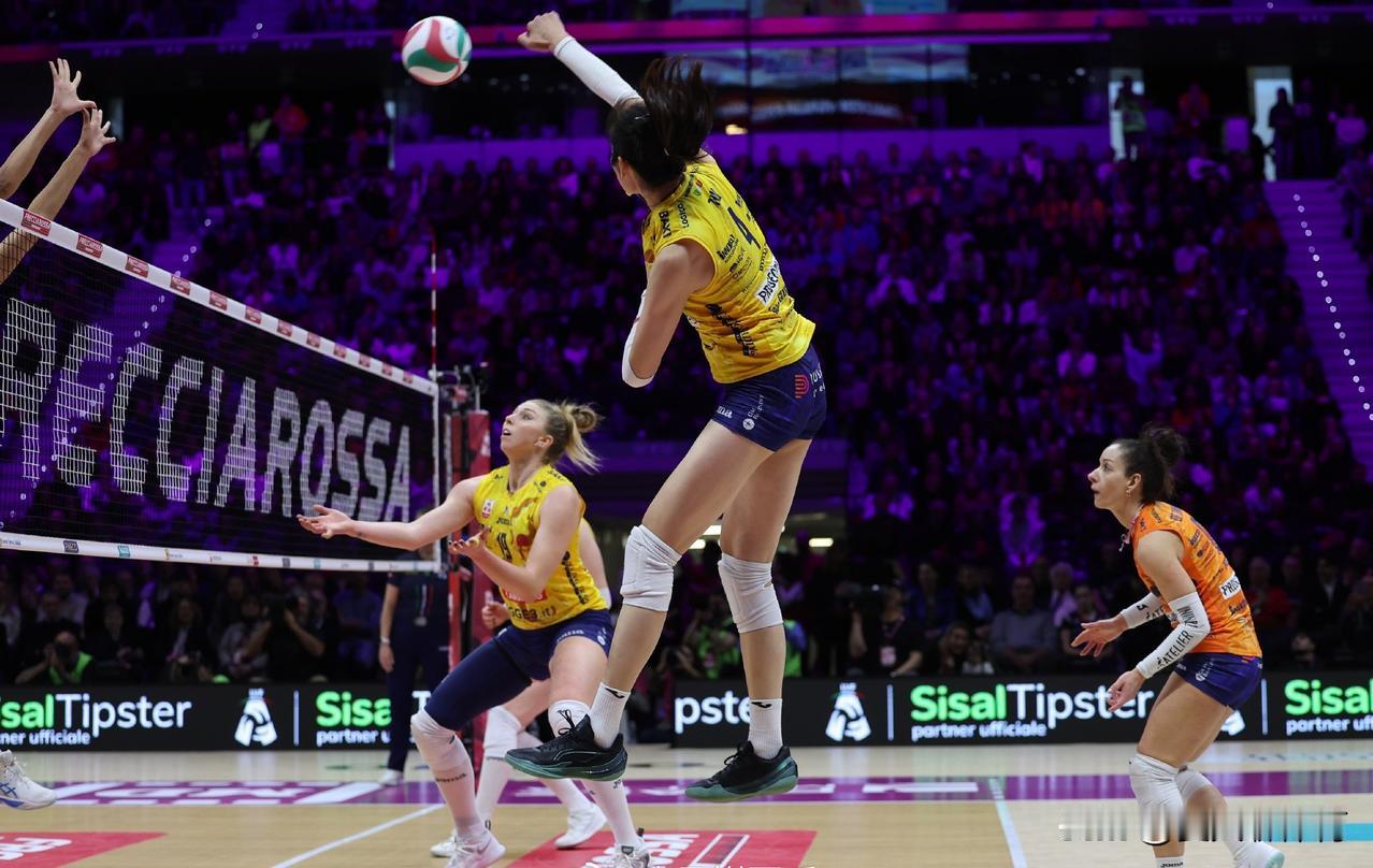 科内利亚诺太需要一个冠军来稳定一下了！昨晚上这场半决赛官方又漏掉了朱婷一分，应该