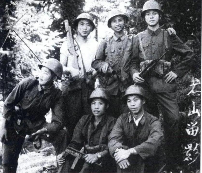 老山前线侦察兵，79冲锋枪缴获的越南M79榴弹发射器合影