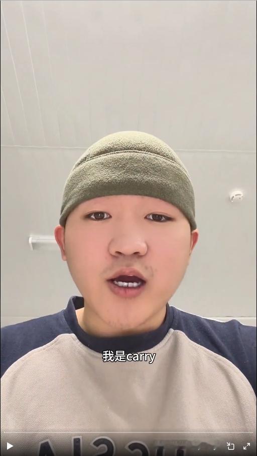 近日，一名中国男子前往俄罗斯参军仅两个月后，就在战斗中被炸断一条腿。他在镜头前情