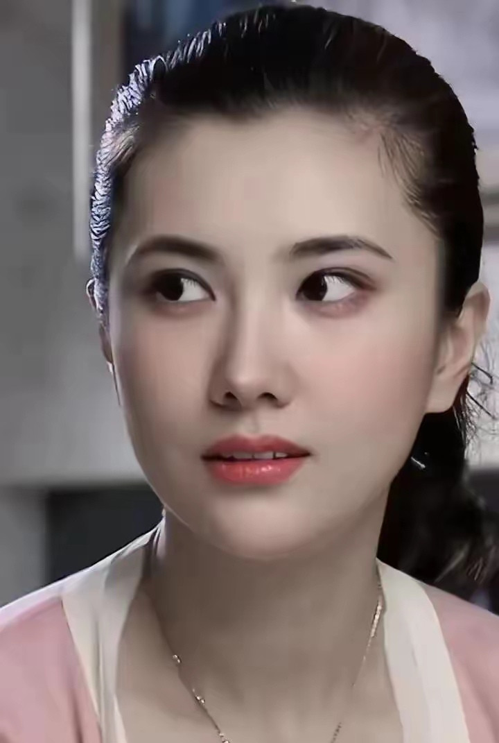 当年荧幕上那么普通的一位女演员，现在看起来怎么这么的漂亮？精美的五官，明亮的大眼睛，单看五官一般，组