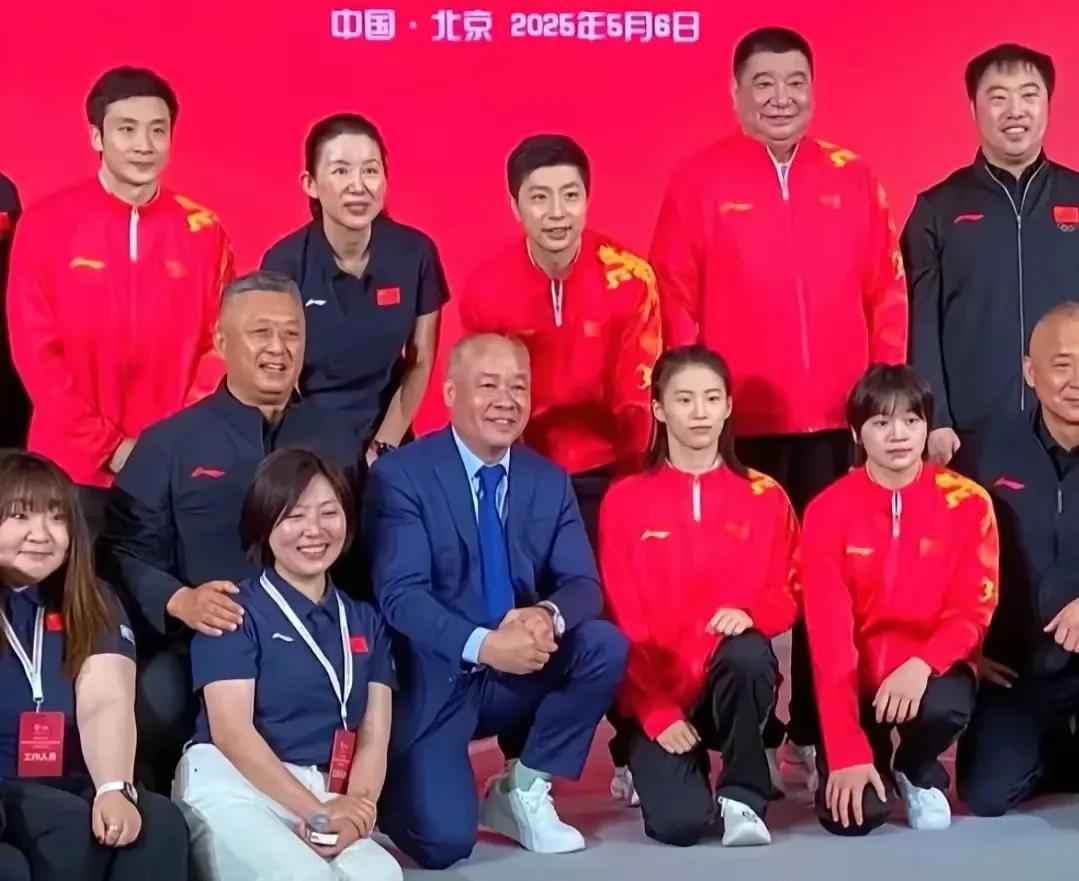 全红婵李宁伯伯白叫了，李宁又和陈芋汐坐一起了，原来李宁也是喜欢冠军的。难得