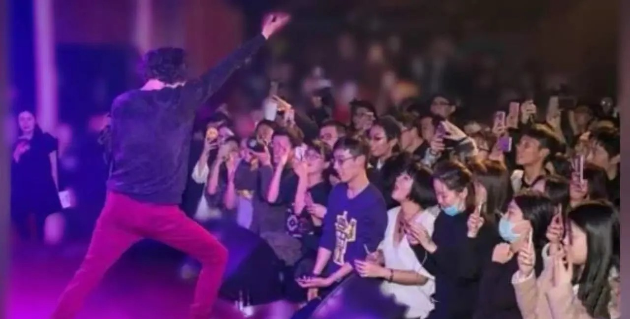 现在全网最服的人就是庞麦郎。今年三月他在贵阳演出，台下只坐了九个人，
