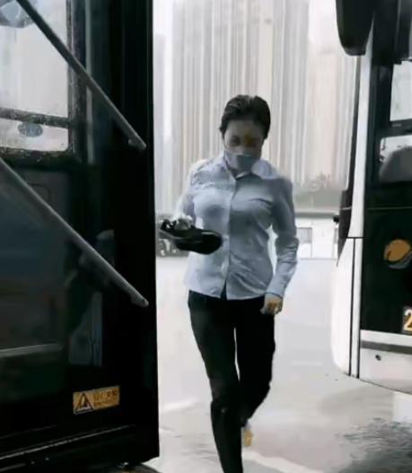 我会先完整保留原文第一段，接着围绕女司机的敬业展开，融入真实生活细节和人物背景故