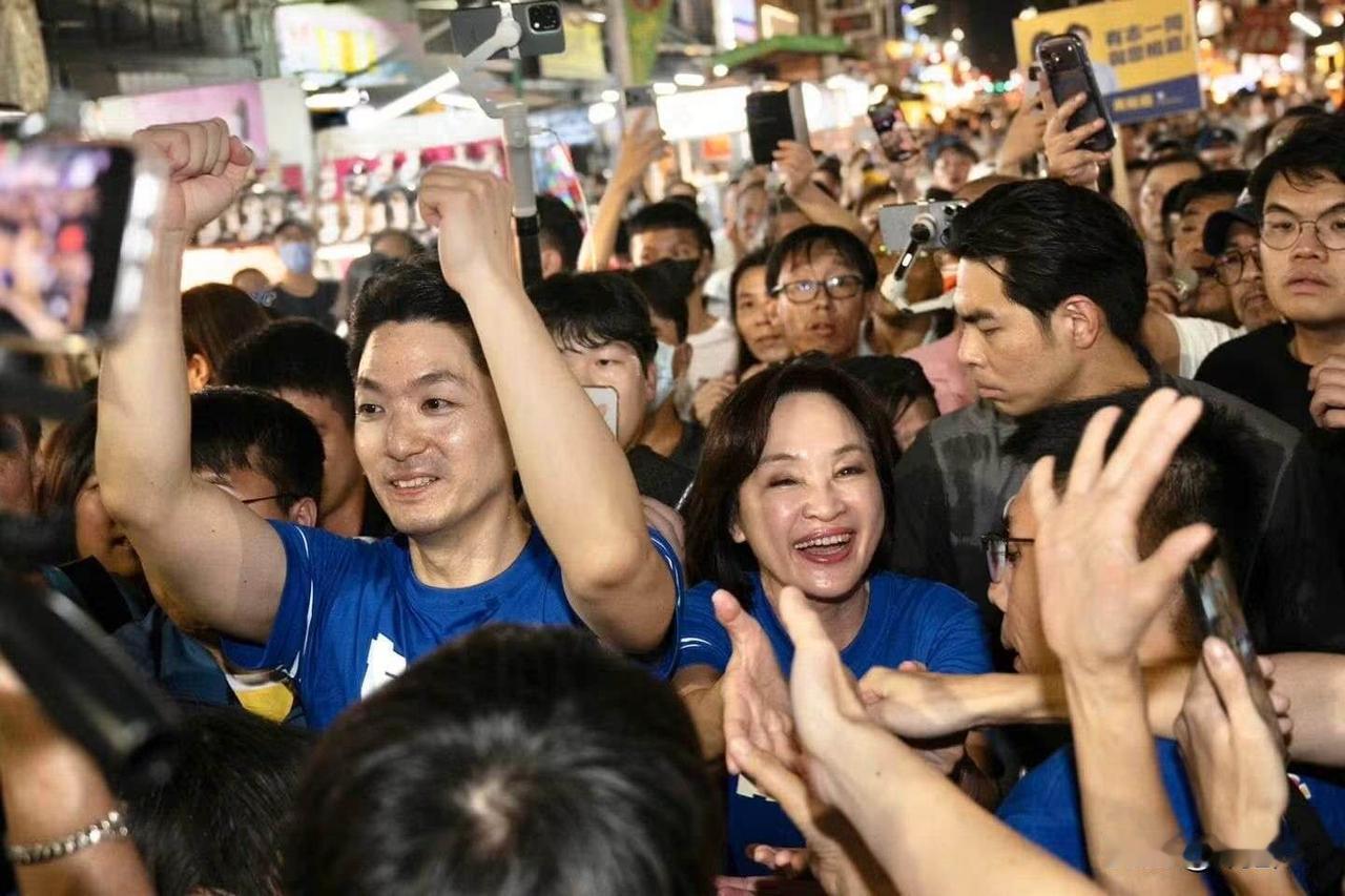 没有想到蒋万安在高雄人气也这么高，感觉比柯志恩人气都高，350米长的街道，硬是走