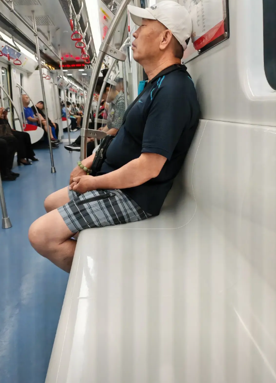 昨早，6月24日，5点30分左右，我从沈阳回新民，来到了开发大道地铁，发现这里有
