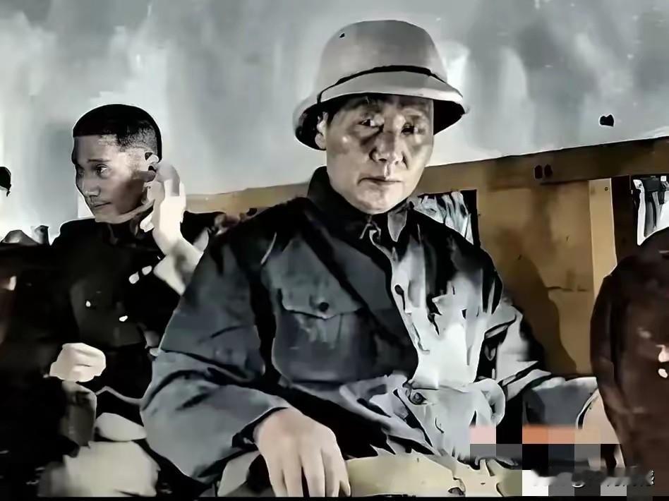 这是老人家当年赴重庆谈判时留下的画面，时间是1945年，距今已经80年了，老人家