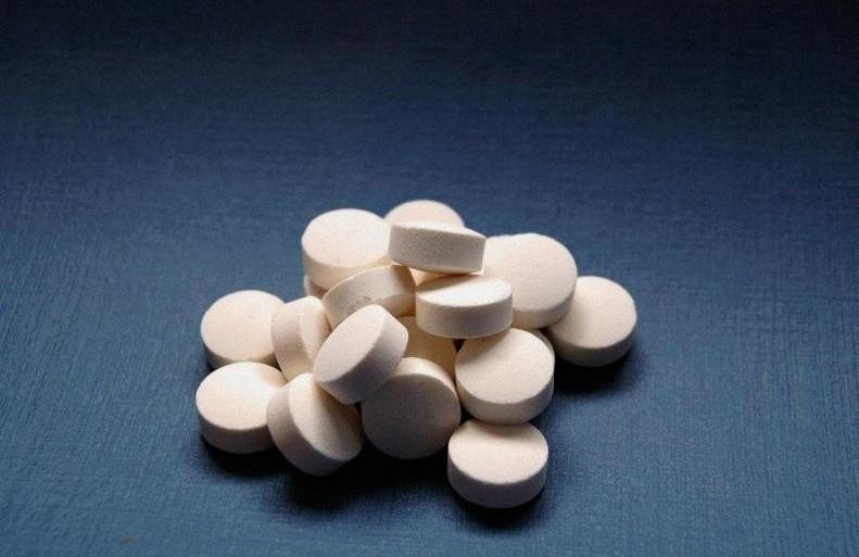 医生对五类慢病患者发出警告：酒精是引火剂，零容忍是底线。高血压的药片刚咽下去，