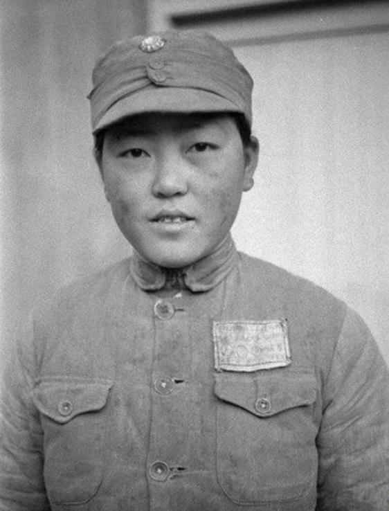 1938年，一个39岁的母亲带着19岁的儿子报考黄埔军校，却被告知“年龄太大”，