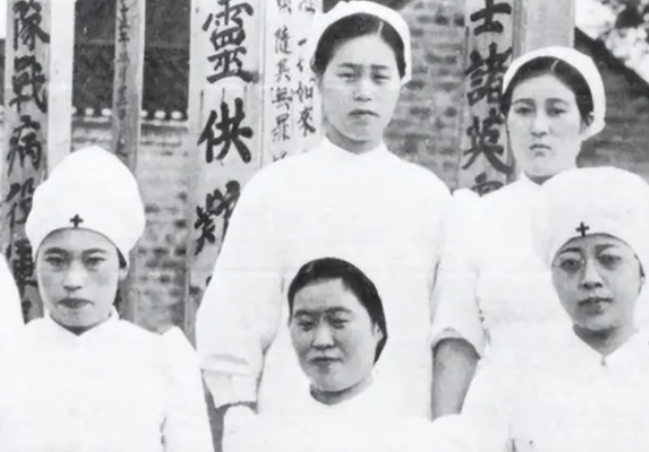 1946年，一群白衣女护士们以“吃药”为名义，将毒药放进解放军伤员口中。半夜，4