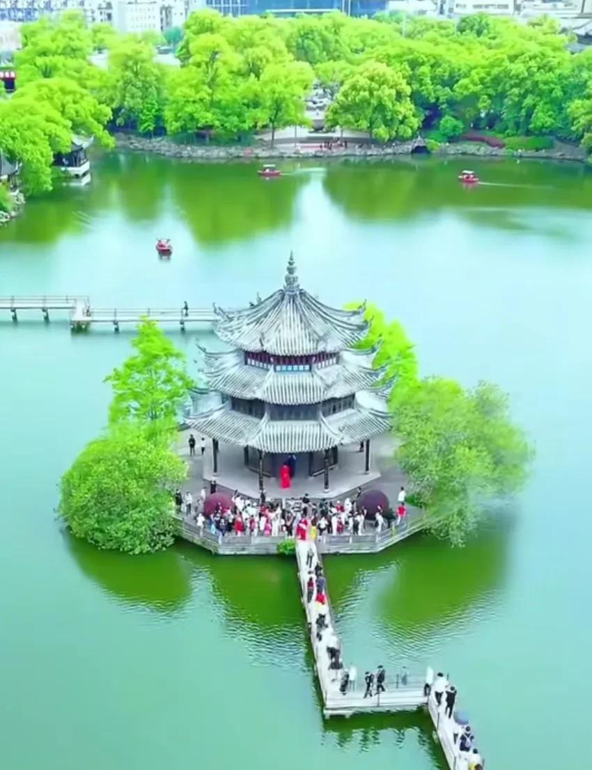 亲戚家孩子本、硕都是211，专业电子信息，秋招发出八百多份简历，最终拿了两个