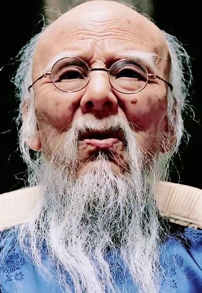 1953年，有人花2块钱向齐白石求画，齐白石只画了2片咸鸭蛋，对方陪着笑脸说：“