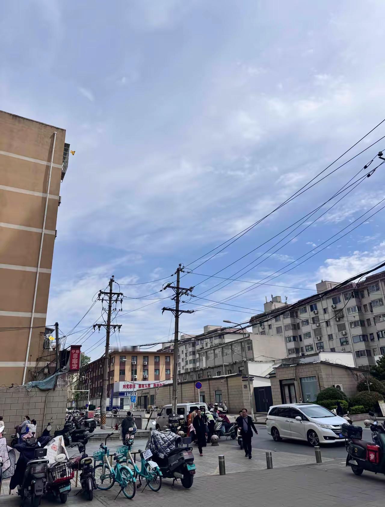 有些大龄剩女太愚蠢了我们公司有一个大龄剩女都已经34岁了，没车没房，马上快失业