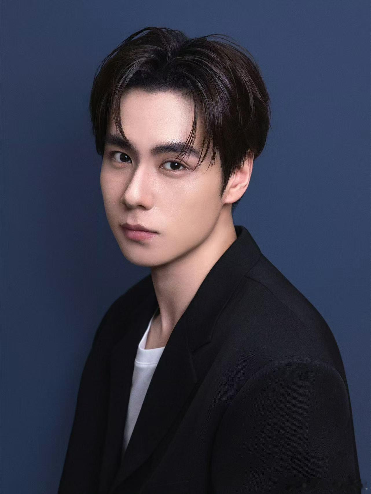 胡一天去韩国也逃不过三件套谁懂胡一天走过来那一下，嘴里的欧巴飞在了脑子前面。这