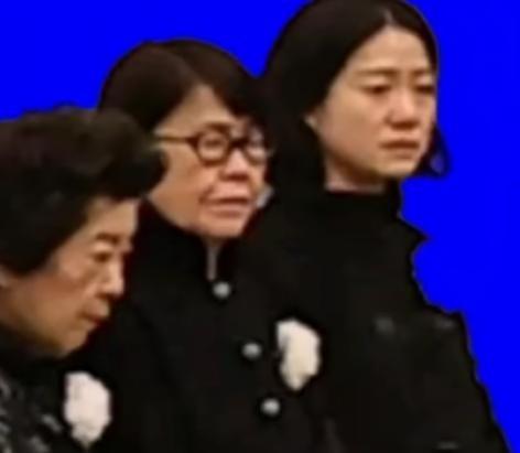 翁帆身边这位白发老人,是她76岁的妈妈。自从家里出了那档子事儿,老太太就没离开