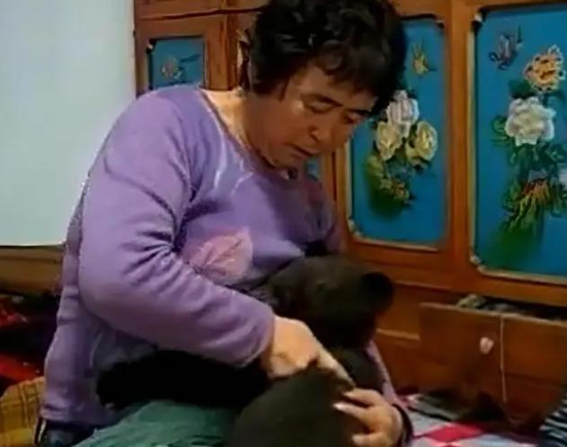 2010年，辽宁一农妇将被抛弃的黑熊当亲孙子来养，给它喂最贵的奶粉，当黑熊长大后