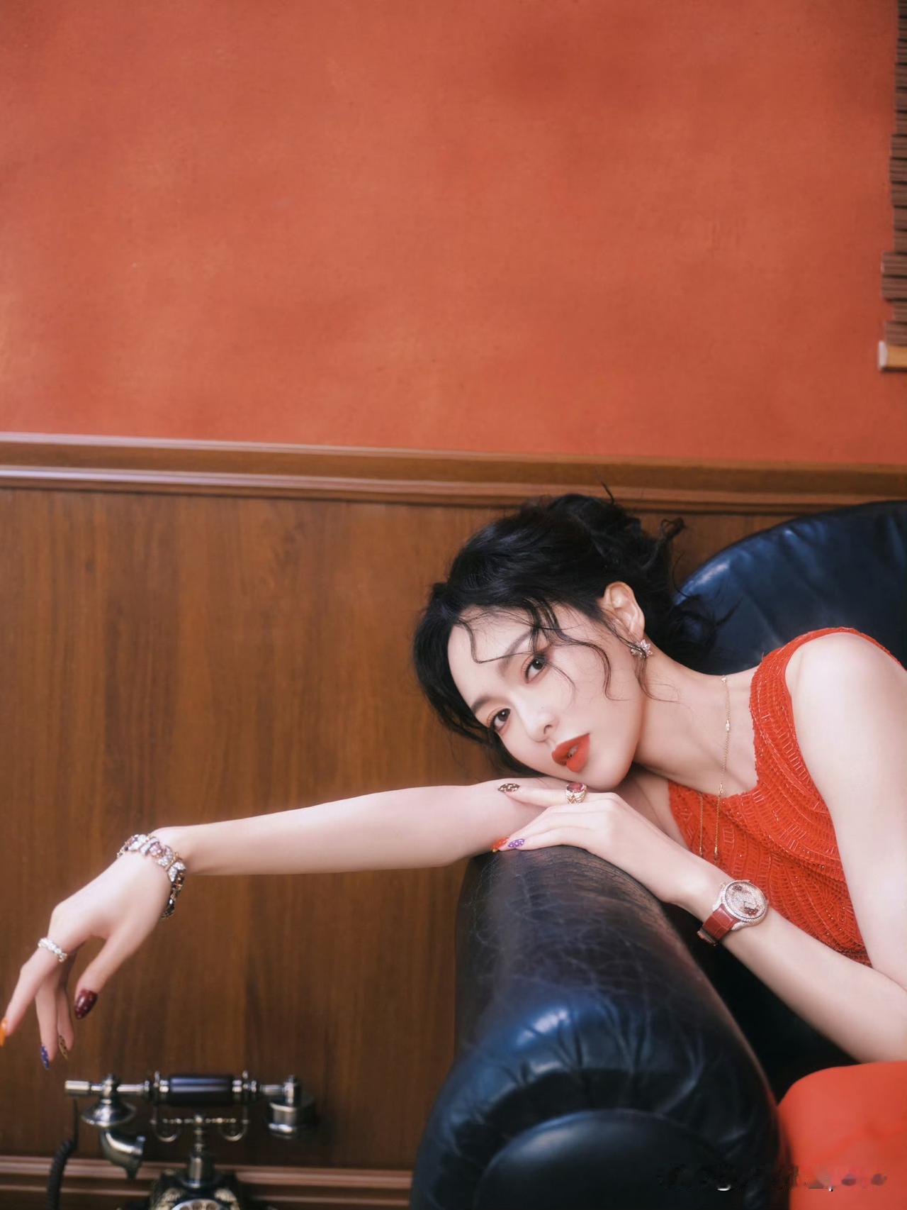 唐嫣这身正红色简直是为她量身定做的，把肤色衬得白到发光，气质直接拉满。这身打扮