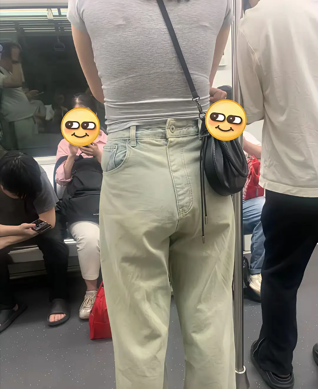 不懂就问，她的裤子是不是穿反了？
