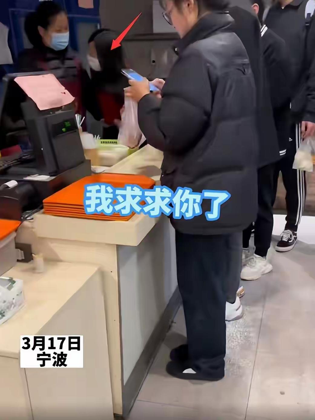 一女子多次在一家餐馆偷早餐，被店家当场抓到要求偷一罚十，女子立马痛哭说“我求